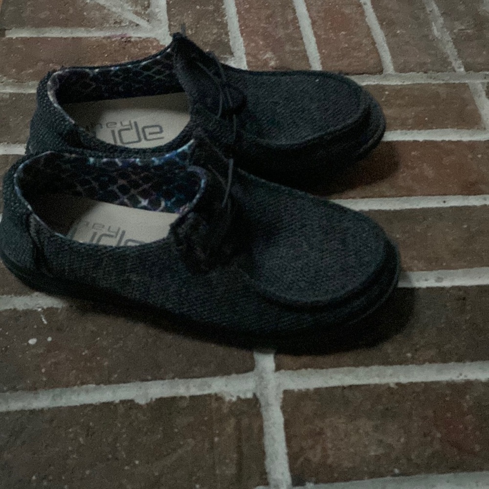 Like new Wendy Hey Dudes size 8